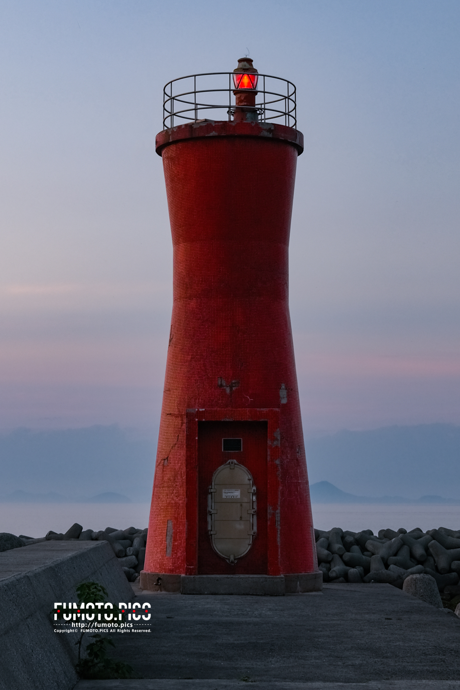 双海の赤い灯台